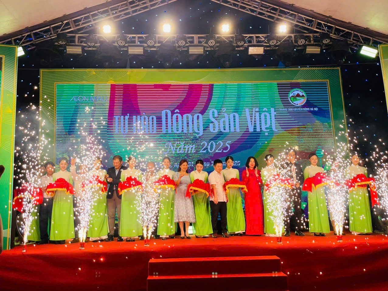 Các đại biểu cắt băng chương trình &quot;Tự hào nông sản Việt&quot; năm 2025.