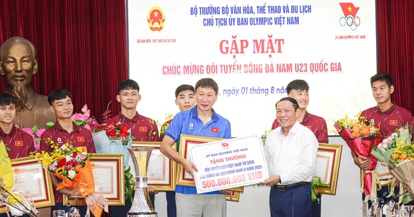 ក្រសួងវប្បធម៌ កីឡា និងទេសចរណ៍ បានរៀបចំកិច្ចប្រជុំ និងផ្តល់រង្វាន់ដល់ក្រុម U23 វៀតណាម