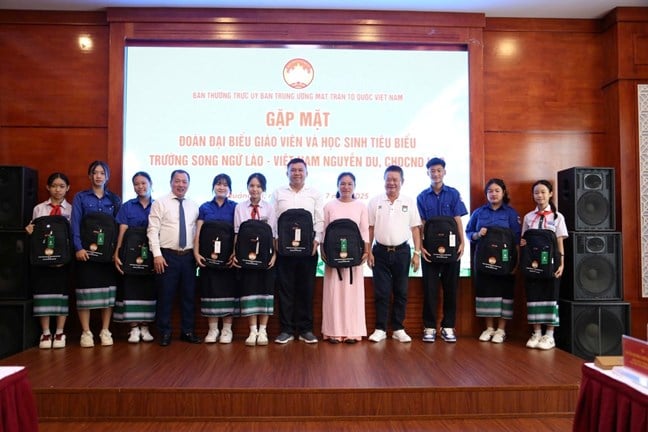 Gặp mặt Đoàn đại biểu giáo viên và học sinh tiêu biểu Trường song ngữ Lào - Việt Nam Nguyễn Du- Ảnh 5.