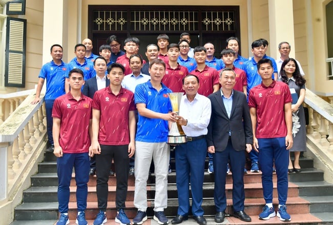 Bộ trưởng Nguyễn Văn Hùng: Chiến thắng của Đội tuyển U23 Việt Nam đã tạo hiệu ứng lan tỏa, giúp chúng ta càng thêm tin tưởng vào sự phát triển của bóng đá nước nhà - Ảnh 9.