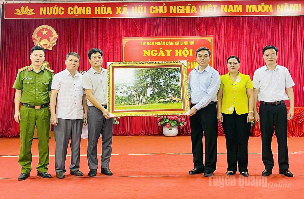 Đồng chí Ma Thế Hồng, Phó Bí thư Tỉnh ủy, Chủ tịch Ủy ban MTTQ tỉnh tặng quà lưu niệm cho xã Linh Hồ.