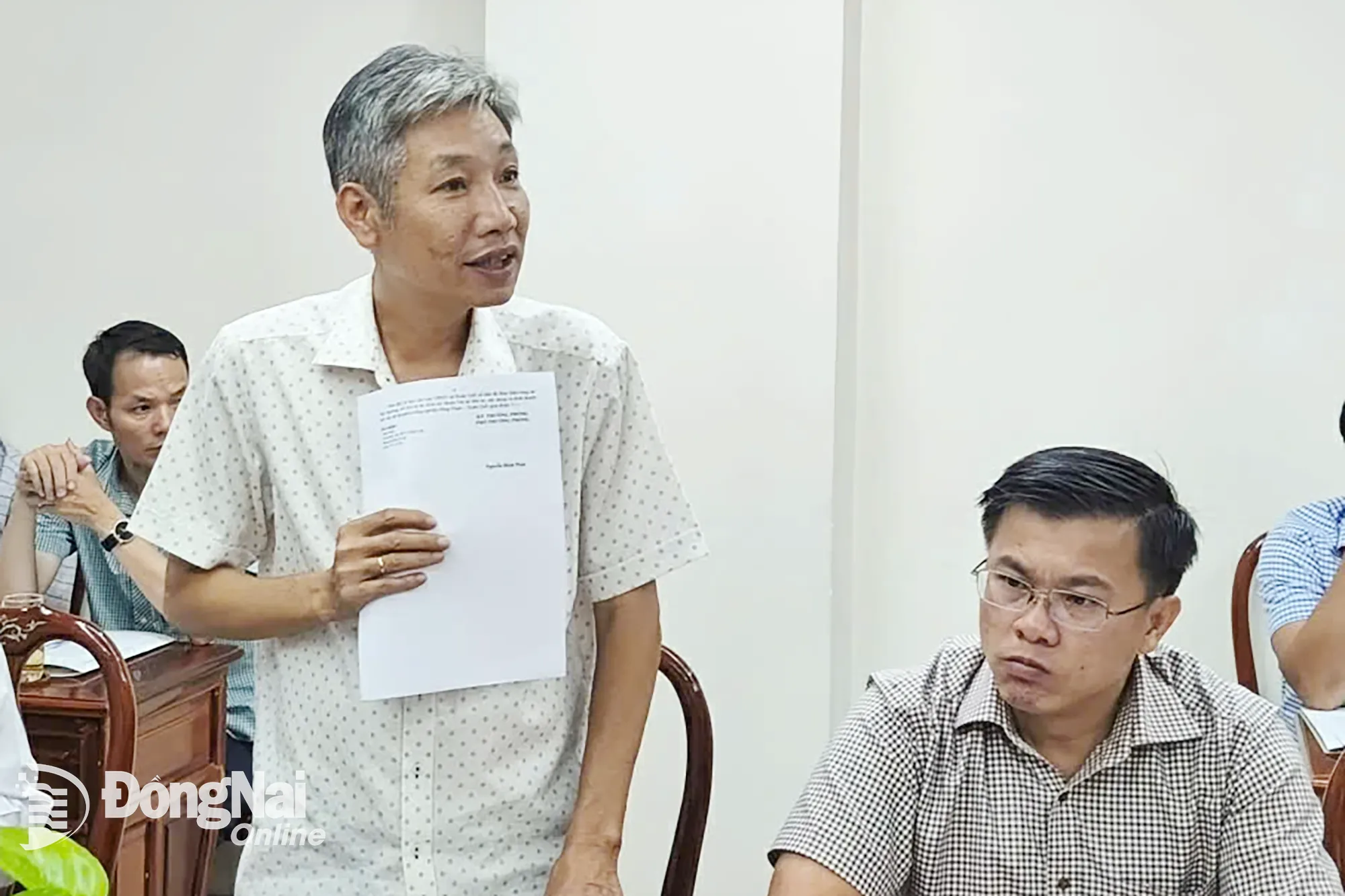Đại diện xã Xuân Quế phát biểu về tiến độ giải phóng mặt bằng Khu công nghiệp Xuân Quế - Sông Nhạn. Ảnh: Vương Thế