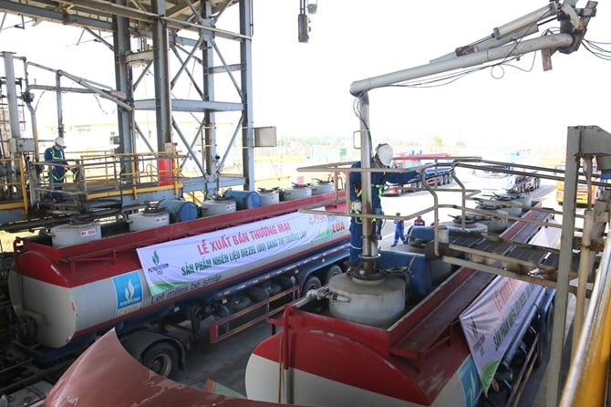 Tanker trucks receive DO oil at the Tanker Truck Loading Station of Dung Quat Oil Refinery, ready to transport to Laos.