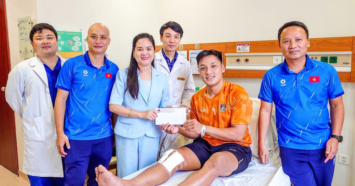 Thủ môn Hồ Văn Ý vừa phẫu thuật dây chằng chéo trước, VFF thăm hỏi động viên