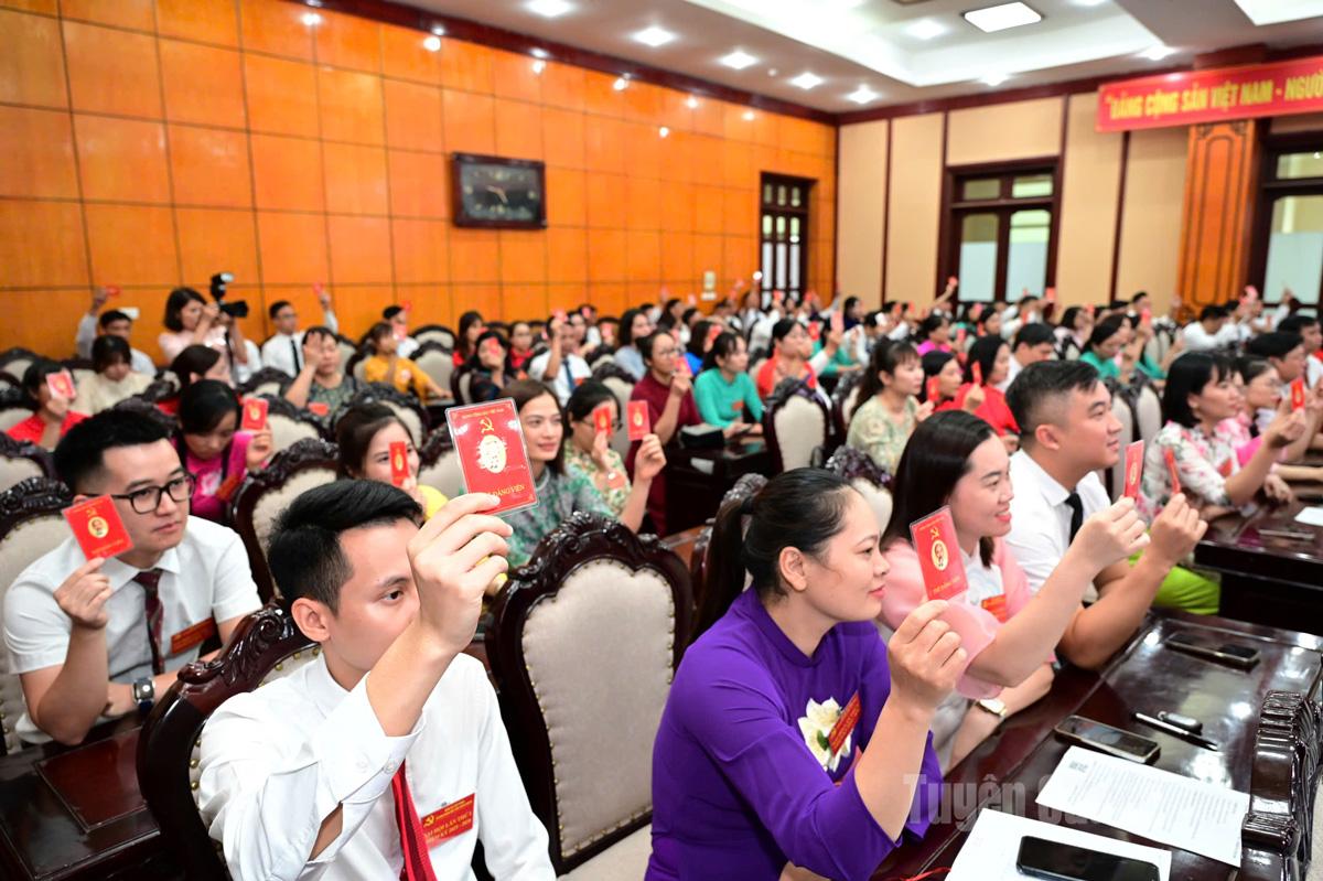 Các đại biểu biểu quyết thông qua các nội dung tại Đại hội.