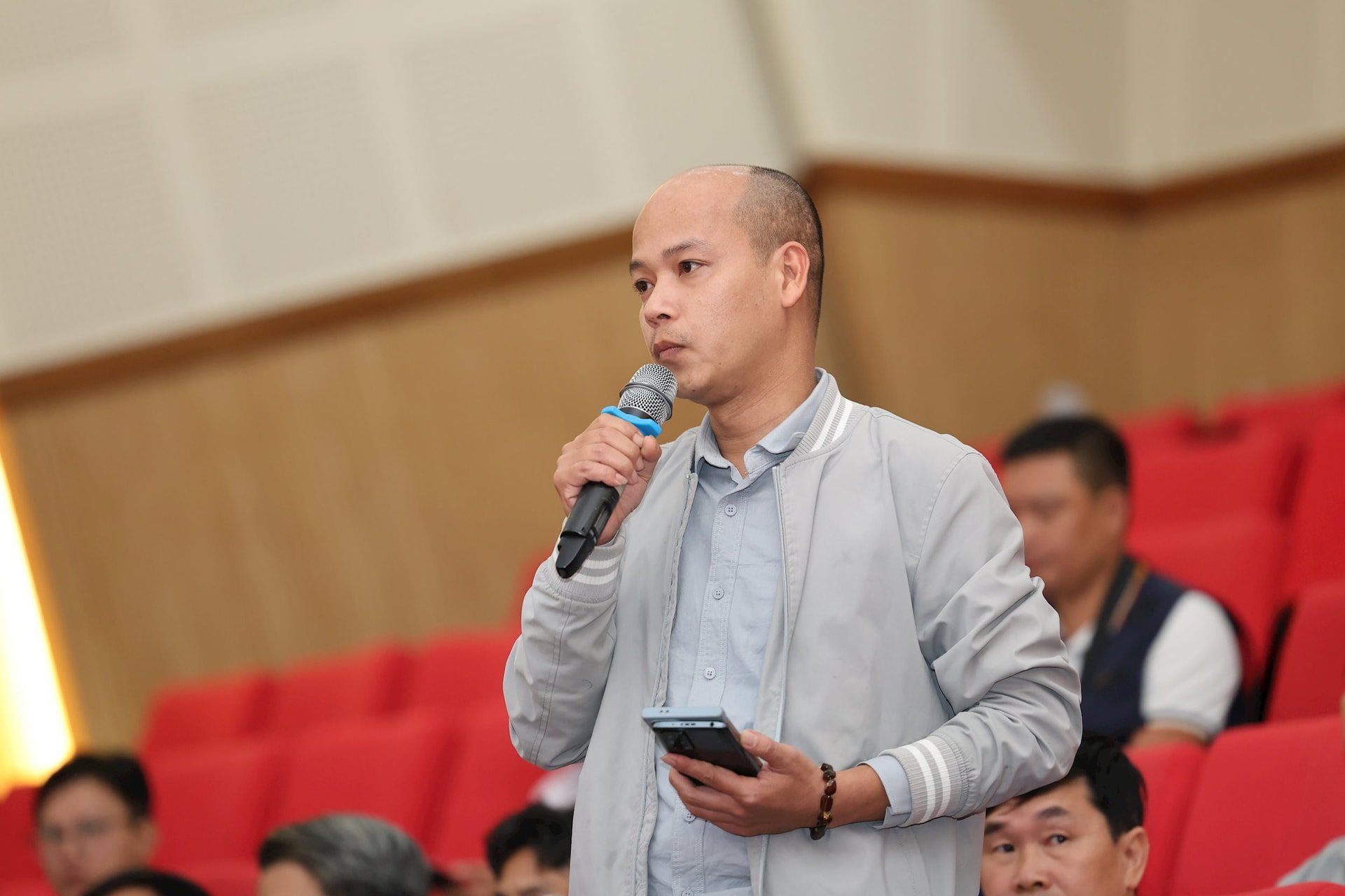 Le journaliste Le Giang du journal Nguoi Lao Dong a posé une question lors de la conférence de presse.