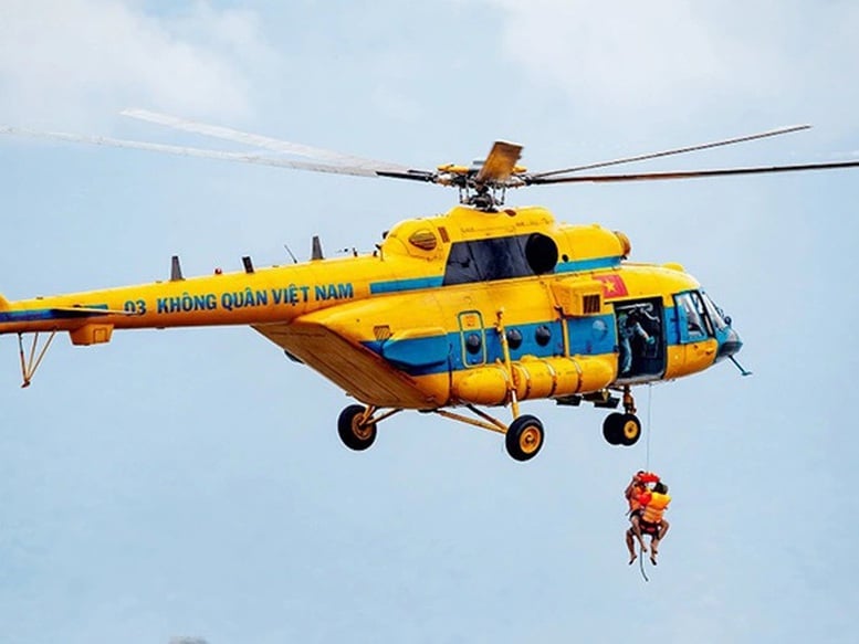 Bộ Quốc phòng điều trực thăng giải cứu người dân bị mắc kẹt do mưa lũ ở Sơn La- Ảnh 1.