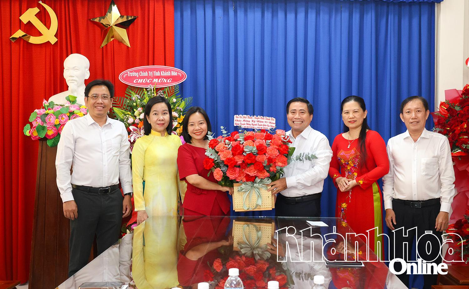 Ban Biên tập Báo và Phát thanh, Truyền hình Khánh Hòa tặng hoa chúc mững lãnh đạo Ban Tuyên giáo và Dân vận Tỉnh ủy. 