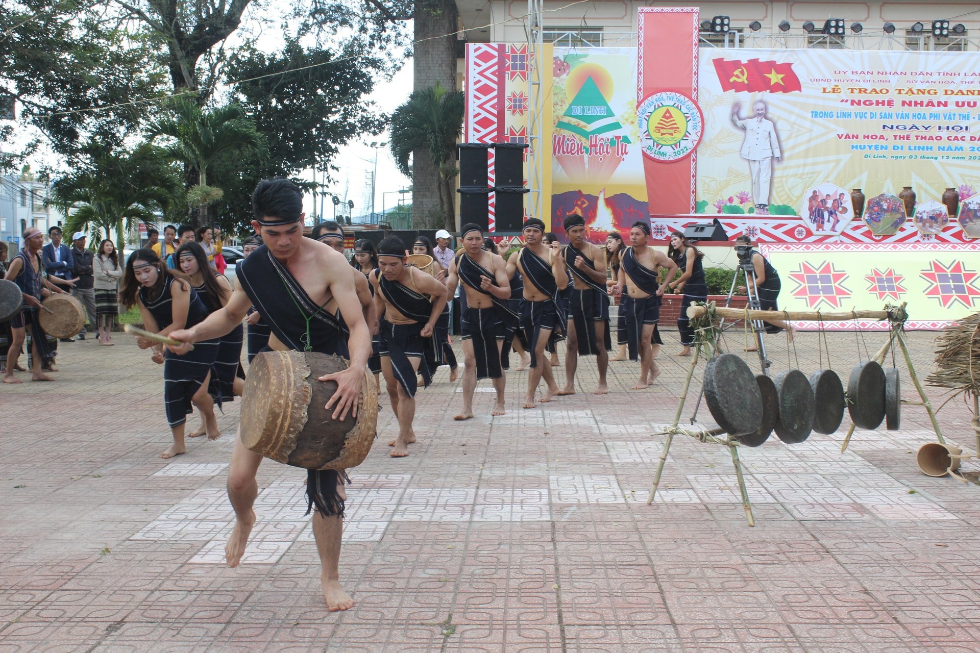 2. Lễ hội cồng chiêng (2)