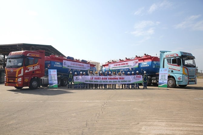 Dung Quat Oil Refinery's Board of Directors, representatives of BSR and PVOIL's professional departments welcome the export of the first batches of DO oil to the Lao market.