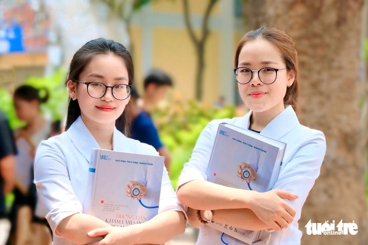 និស្សិត​ពេទ្យ​ស្រី​ពីរ​នាក់​ត្រូវ​បញ្ជូន​ទៅ​មន្ទីរពេទ្យ​កំពូល​ក្នុង​ប្រទេស​បារាំង​ដើម្បី​កម្មសិក្សា - រូបថត ១.