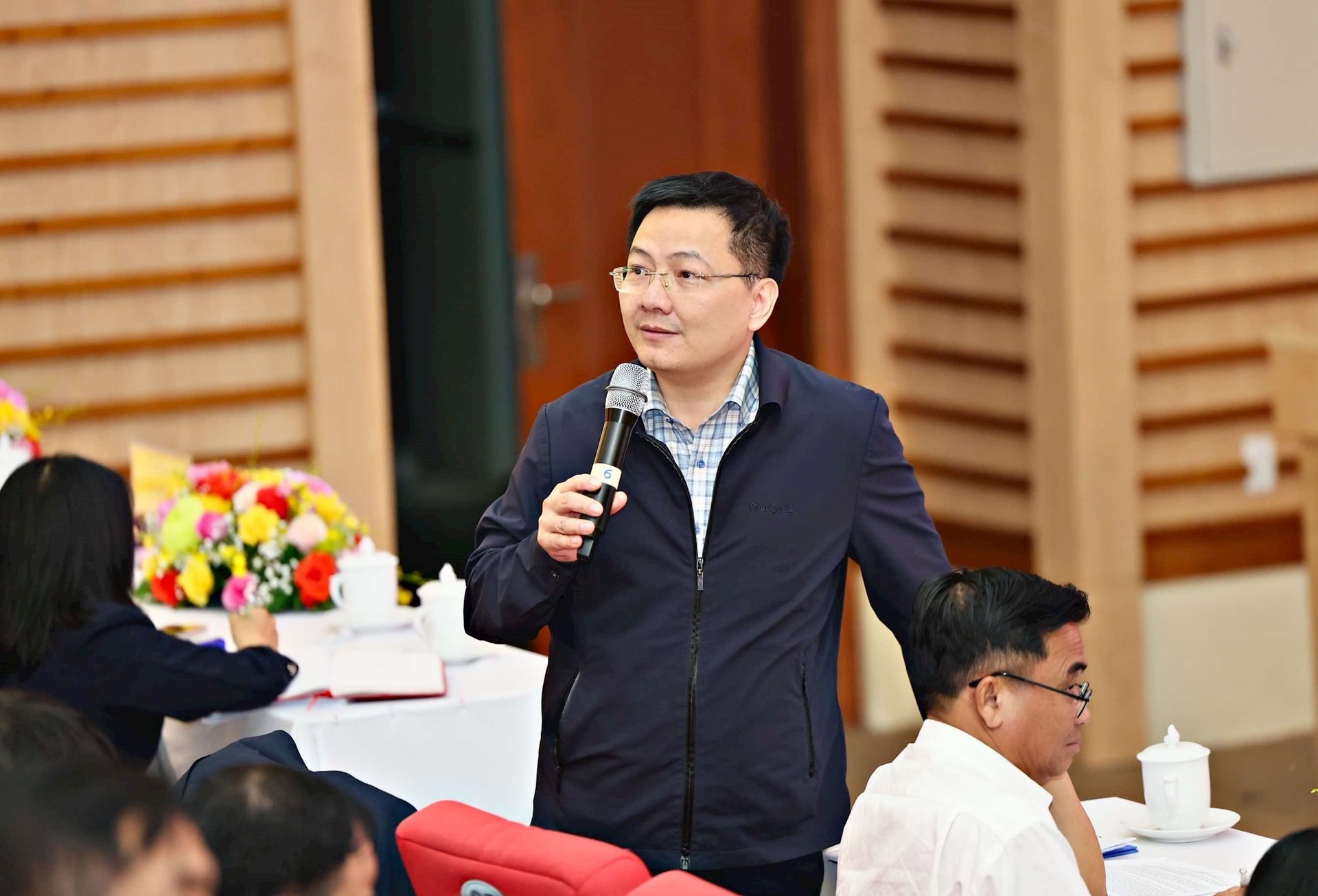 Le directeur du département des finances de Lam Dong, Phan The Hanh, répond aux questions des journalistes