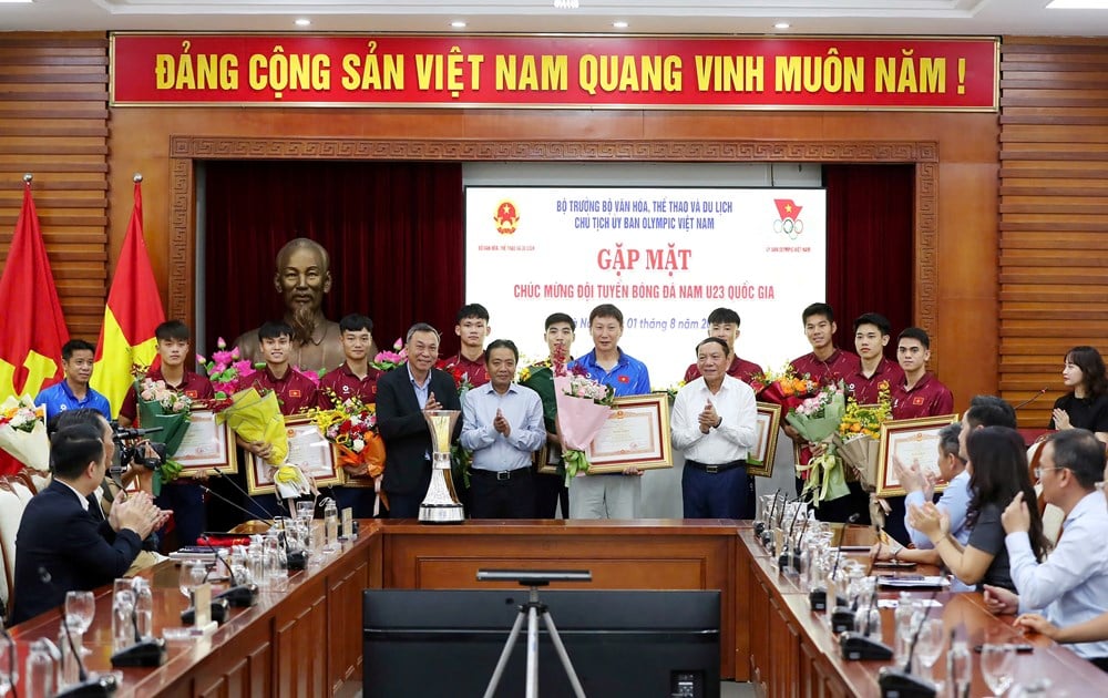 Minister Nguyen Van Hung congratulates the Vietnam U23 team on winning the Southeast Asian U23 Championship - photo 7