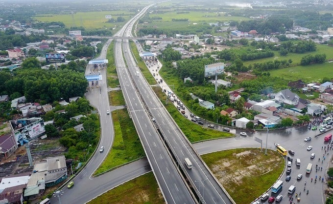 Khởi công thêm ba dự án đường cao tốc dài hơn 300km vào dịp 19/8  -0