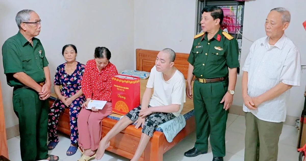 Thăm, tặng quà cho nạn nhân chất độc da cam có hoàn cảnh đặc biệt khó khăn