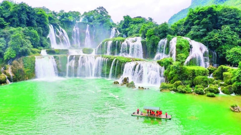 Thác Bản Giốc-Đức Thiên như một “viên ngọc xanh” nổi bật giữa núi rừng. (Ảnh MINH TUẤN)