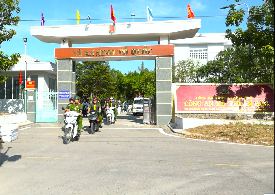 Công an xã Thuận Bắc diễu hành thực hiện cao điểm.