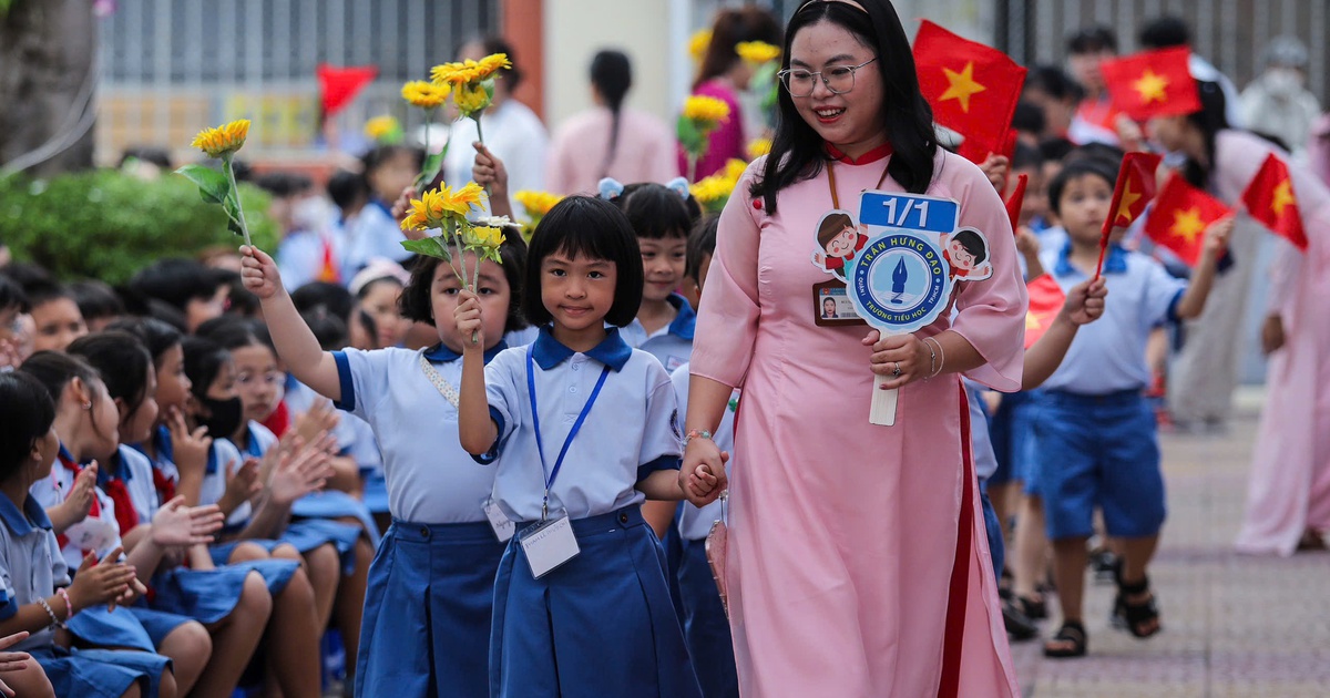 ឆ្នាំសិក្សាថ្មី៖ ទីក្រុងហូជីមិញធ្វើឌីជីថលទិន្នន័យសិស្ស ទីក្រុងហាណូយការពារការគិតលុយលើស