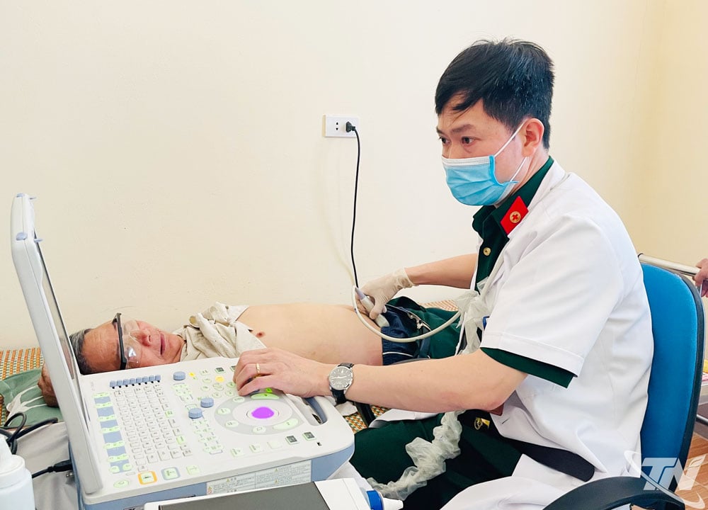 Các y, bác sĩ quân y khám bệnh cho các thương bệnh binh, người có công
