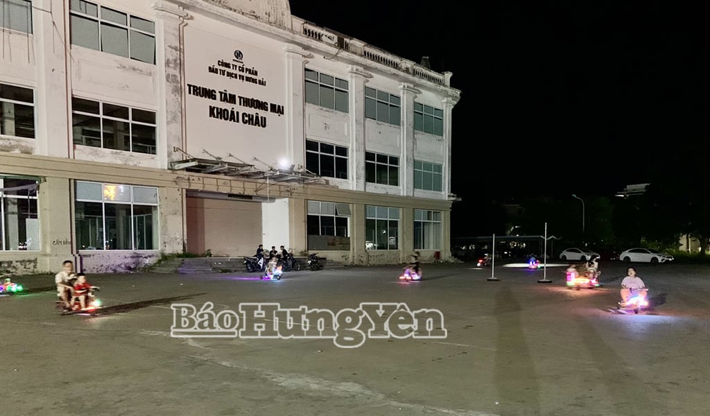 Khu vực sân Trung tâm thương mại Khoái Châu mỗi buổi tối tập trung hàng chục trẻ em đến chơi xe điện mini.