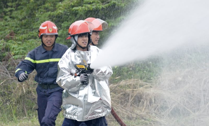“Chiến sĩ quả cảm” tung trailer hé lộ tình huống chiến sĩ nhập vai cứu người trên xe buýt cháy -1