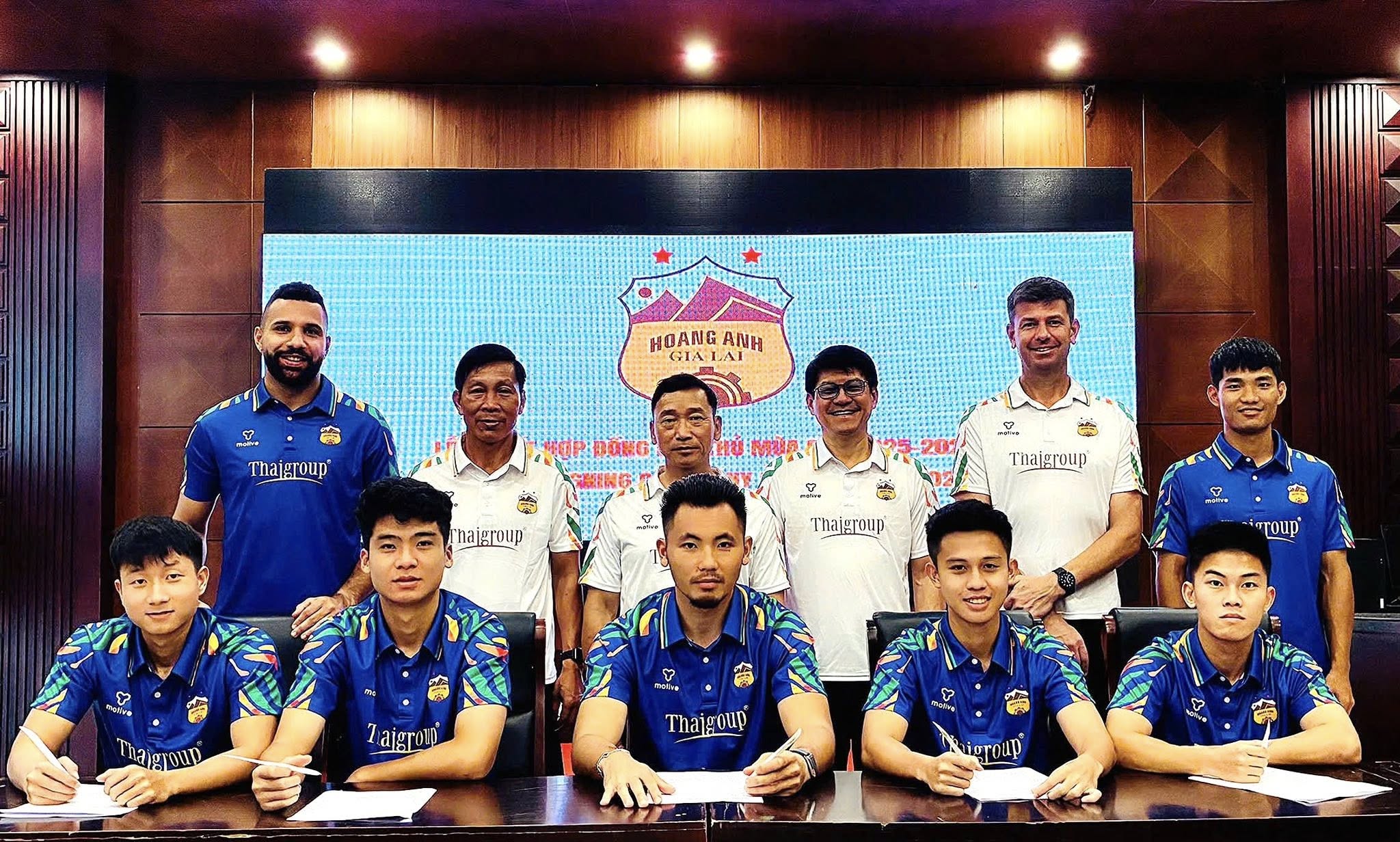 'Siêu nhân' Trần Gia Huy ngày nào, nay đã khoác áo HAGL đá V-League - Ảnh 8.