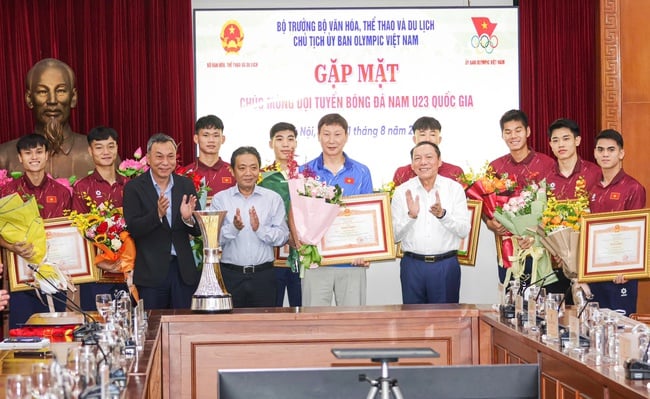 Bộ trưởng Nguyễn Văn Hùng: Chiến thắng của Đội tuyển U23 Việt Nam đã tạo hiệu ứng lan tỏa, giúp chúng ta càng thêm tin tưởng vào sự phát triển của bóng đá nước nhà - Ảnh 5.