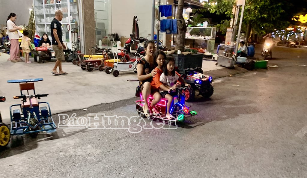 Không chỉ hấp dẫn trẻ em, nhiều người lớn cũng tham gia chơi xe điện mini.