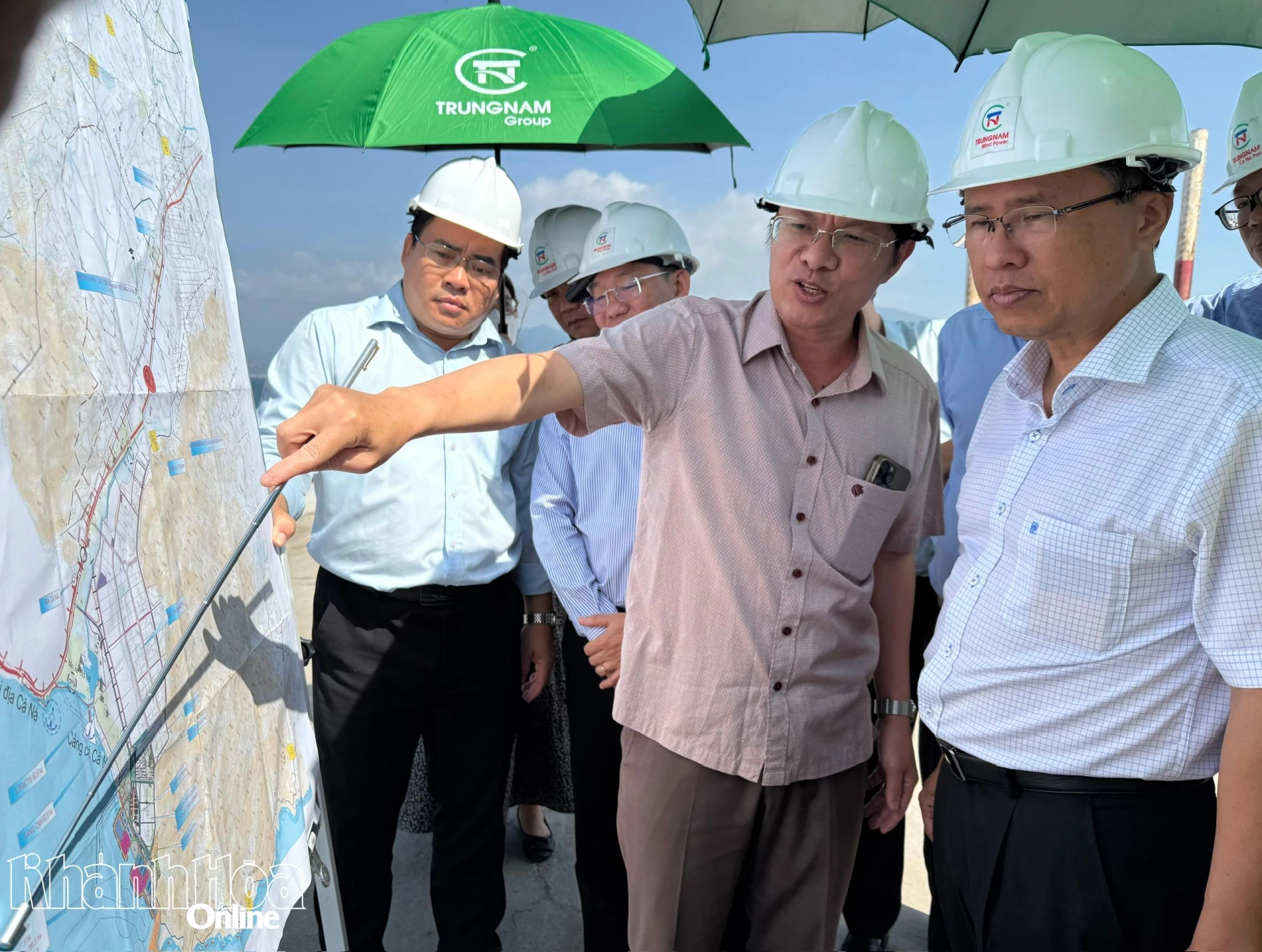 Phó Chủ tịch UBND tỉnh Trần Hòa Nam nghe báo cáo về tiềm năng, thế mạnh của cảng biển tổng hợp Cà Ná.