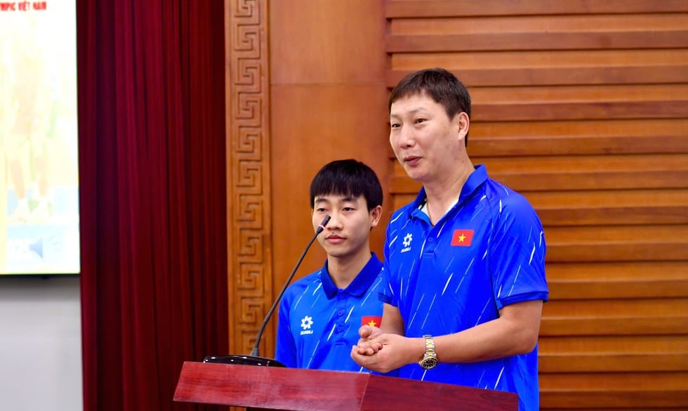 HLV Kim Sang-sik và các học trò được trao tặng Bằng khen Thủ tướng, Bộ trưởng nói lời xúc động - Ảnh 7.