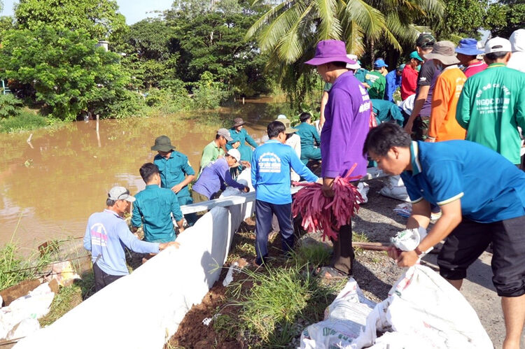 Xã Phú Tân thi công gia cố đoạn sạt lở bờ Đông mương trường học, đảm bảo an toàn cho người dân