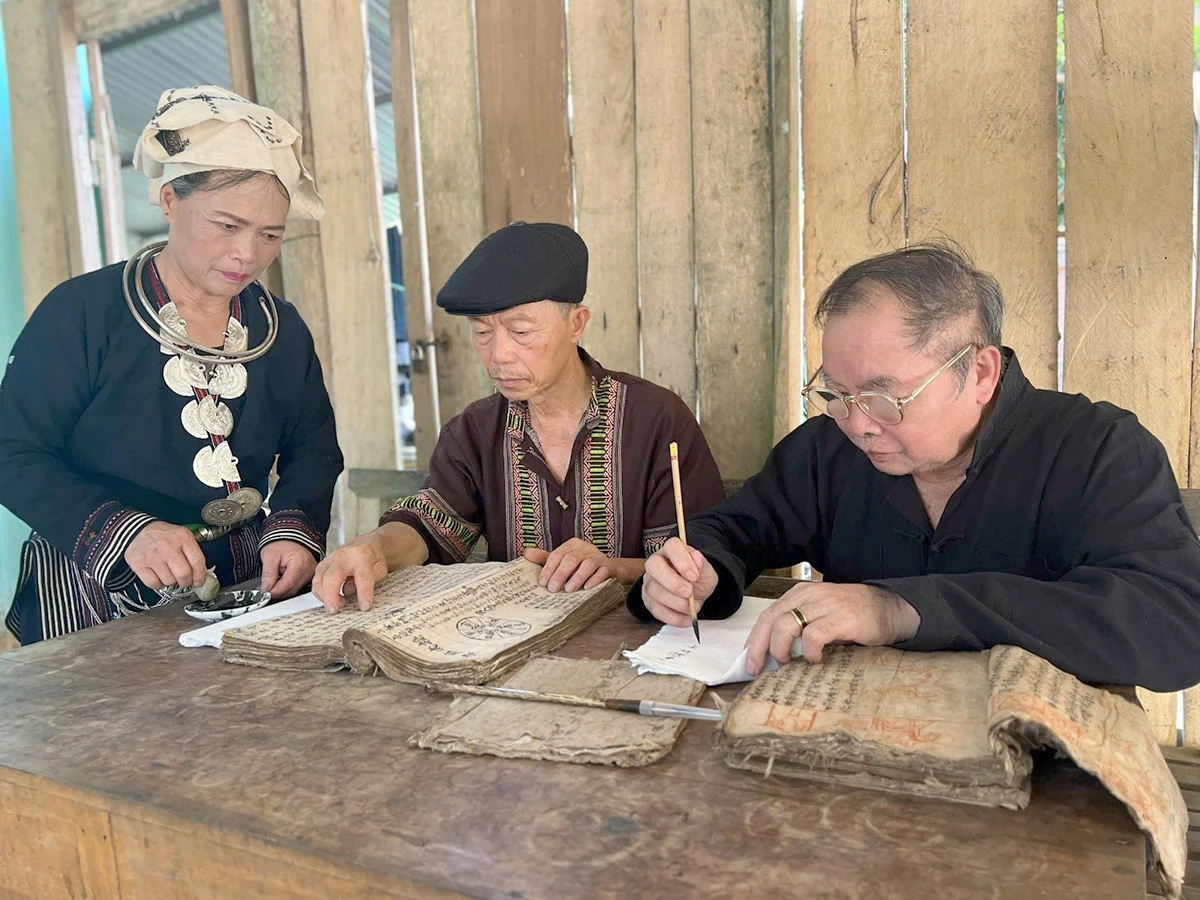 Pan Chu Tuan Ngan (zcela vpravo) se svými studenty při počítačové konverzi písma Dao Nôm.