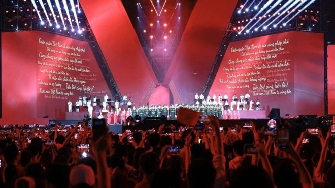 Hàng ngàn khán giả cùng hát Quốc ca ở concert Tổ quốc trong tim