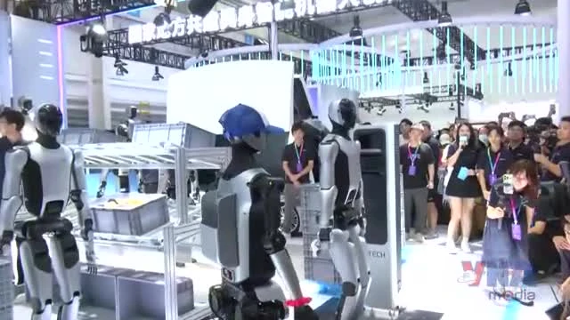 Всемирная конференция робототехники 2025: поражают гуманоидные роботы, способные самостоятельно менять батареи