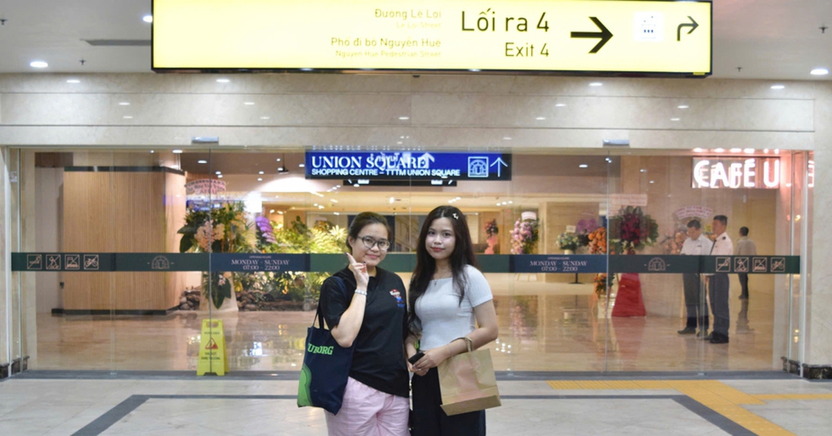 Nhà ga metro trở thành nơi ăn uống, mua sắm, giải trí song tránh xảy ra lộn xộn