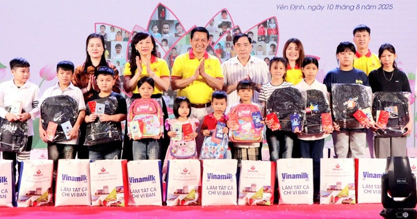 "Trái tim yêu thương" trao quà cho 405 trẻ mồ côi khó khăn tại Thanh Hóa