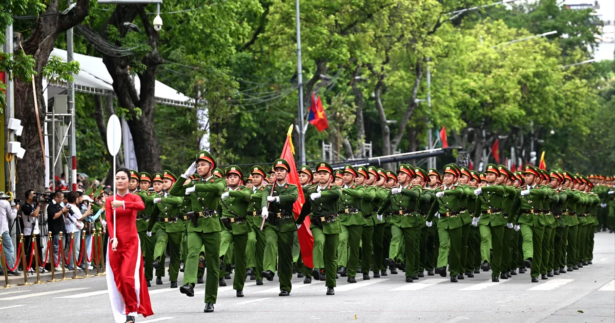 Hàng ngàn người dân đổ về Hồ Gươm xem lực lượng công an diễu hành
