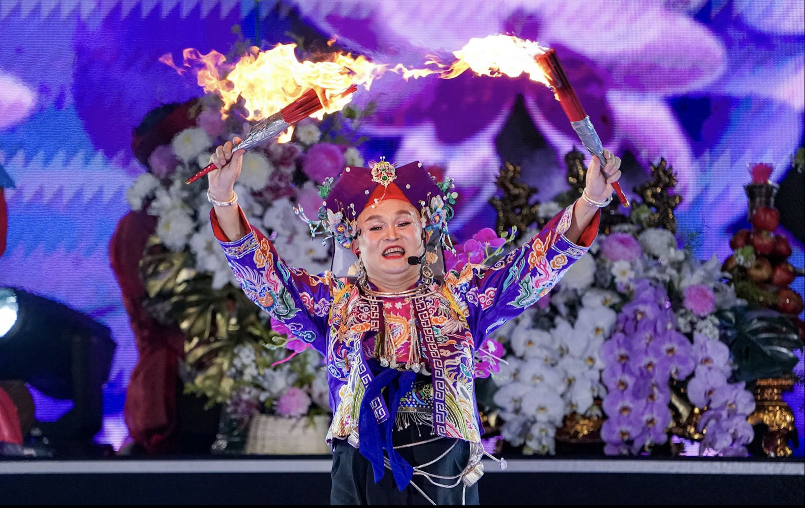 Künstler Xuan Hinh singt und bringt Hit „Bac Bling“ zum „Nationalkonzert“