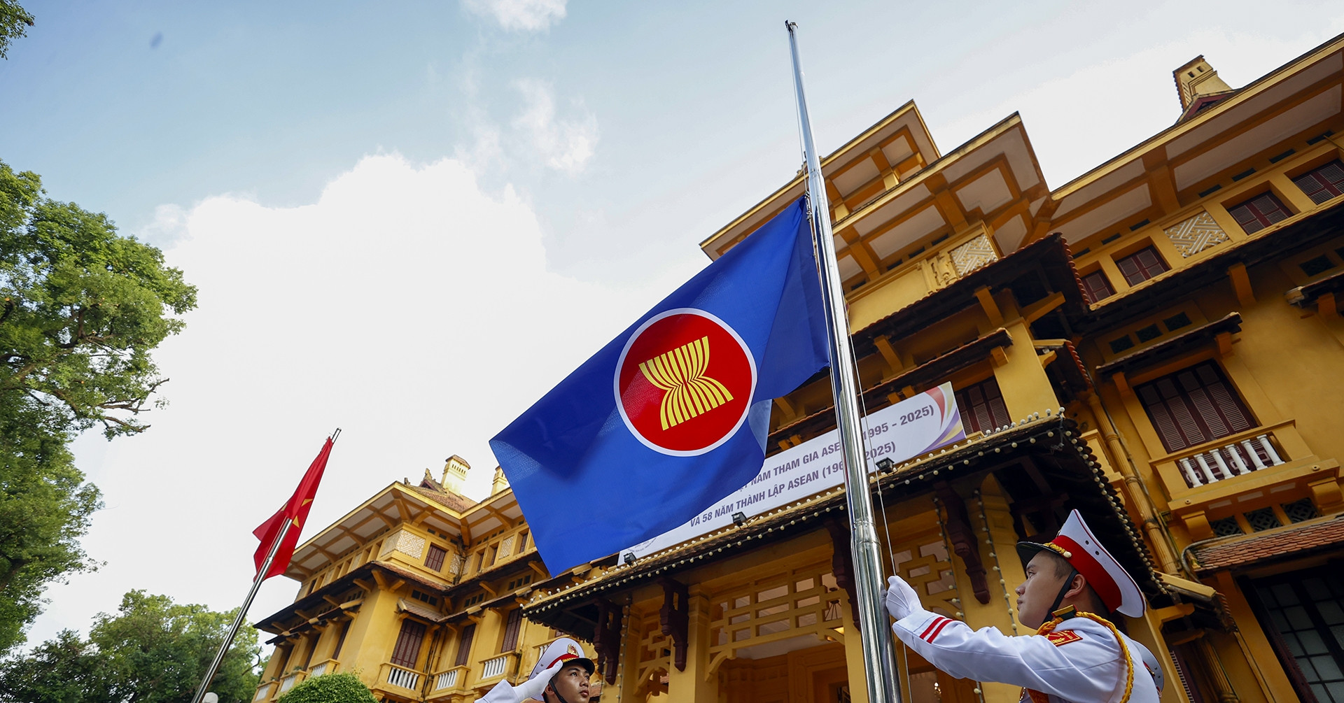 Lá cờ ASEAN tung bay tại trụ sở Bộ Ngoại giao trong ngày đặc biệt