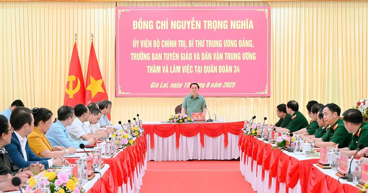 Trưởng ban Tuyên giáo và Dân vận Trung ương Nguyễn Trọng Nghĩa làm việc với Quân đoàn 34