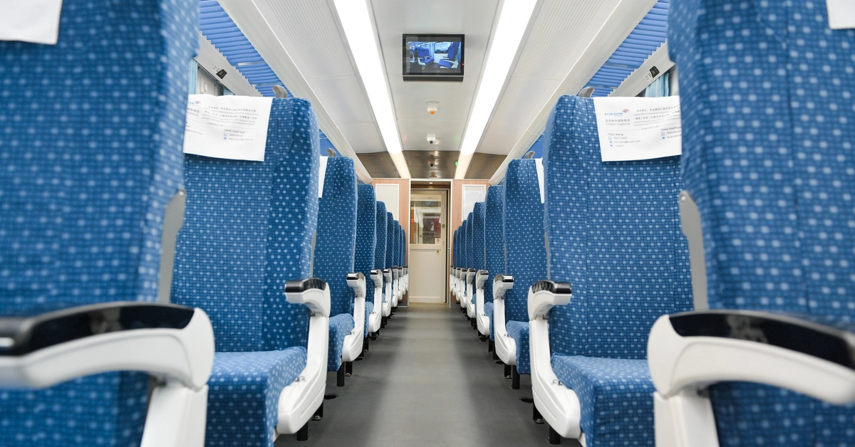 ハノイ - ドンホイ間の列車が「地上平面」とみなされるほど特別なものは何ですか?