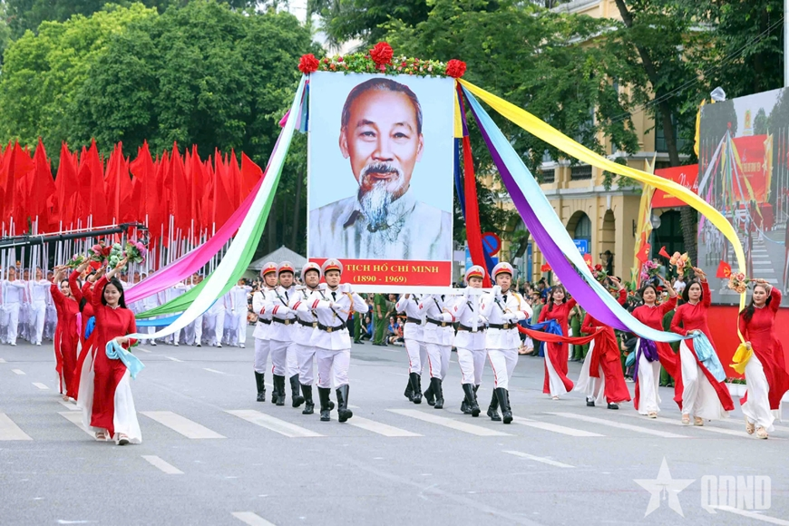សូមរីករាយជាមួយក្បួនដង្ហែ និងការសម្តែងក្បាច់គុនរបស់ប៉ូលីសទីក្រុងហាណូយ ក្នុងពិធីបុណ្យដើម្បីរាជធានីសន្តិភាព