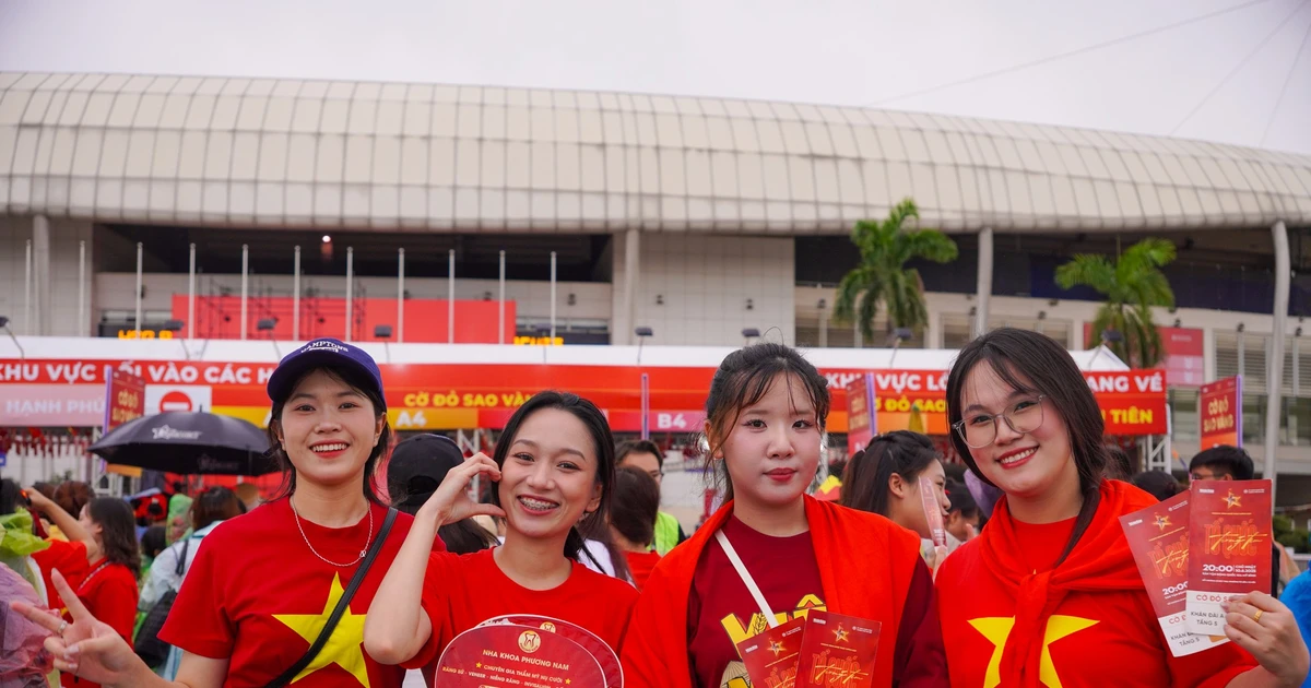 Không khí hào hứng, sắc đỏ ngập tràn trước thềm concert “Tổ quốc trong tim”