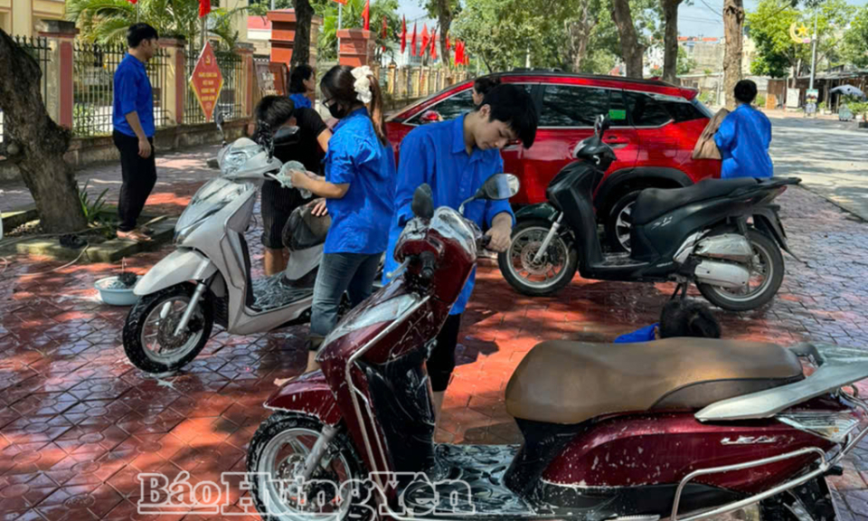 Đoàn Thanh niên xã Nguyễn Văn Linh rửa xe gây quỹ từ thiện tặng quà cho học sinh nghèo