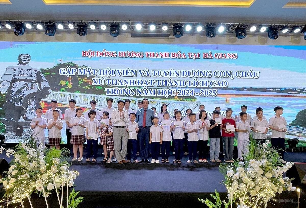 Hội đồng hương Thanh Hoá trao 177 suất quà tôn vinh các cháu học sinh đạt thành tích cao trong học tập