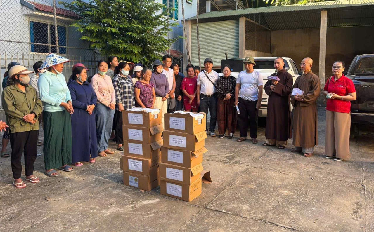 Chùa Phổ Môn trao 600 suất quà hỗ trợ người dân miền núi bị lũ lụt