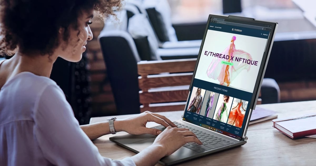 Laptop màn hình cuộn lên kệ, giá 3.299 USD