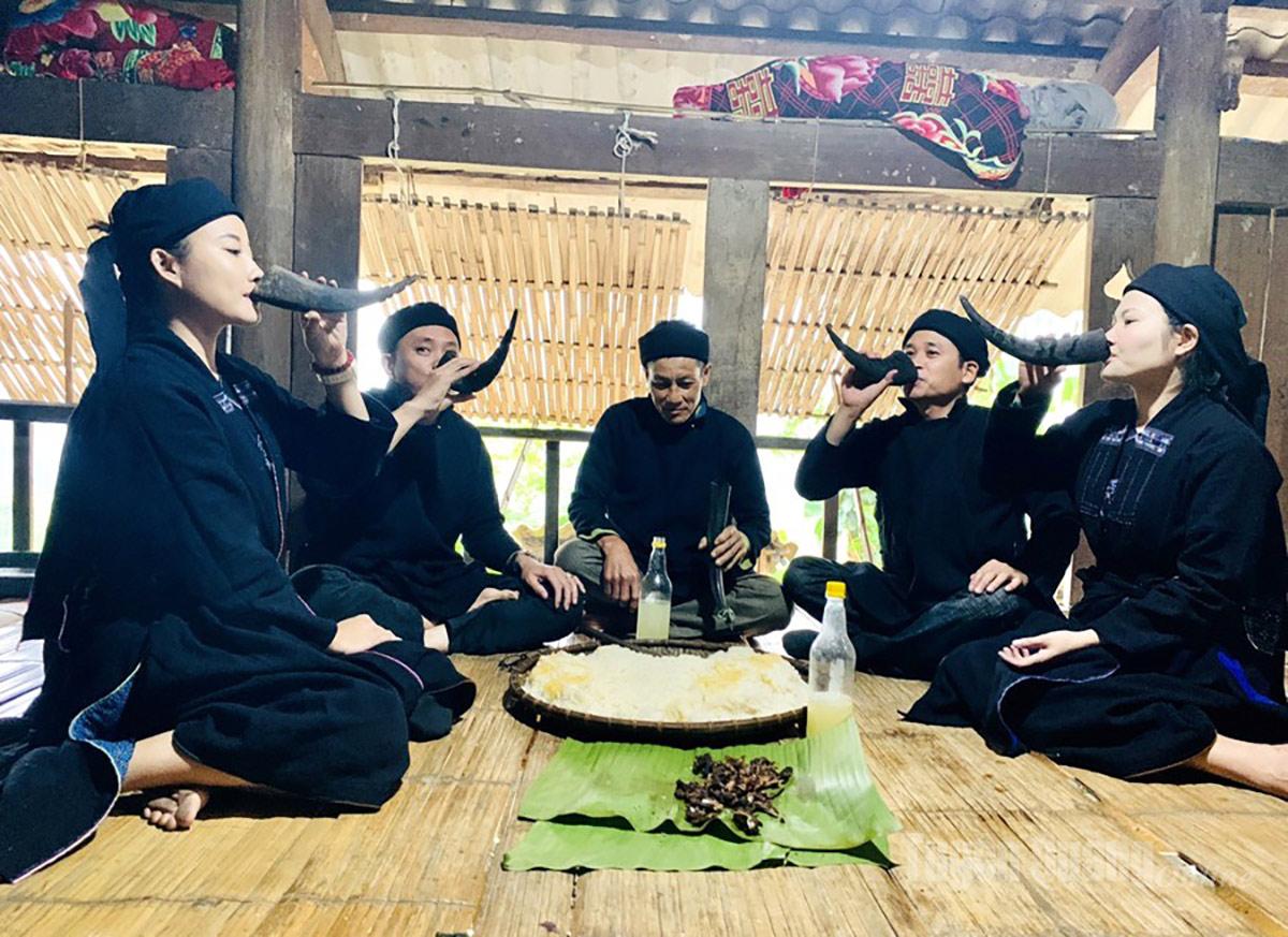 Độc đáo văn hóa uống rượu hoẵng trong sừng trâu của đồng bào La Chí tại Lễ mừng cơm mới.
