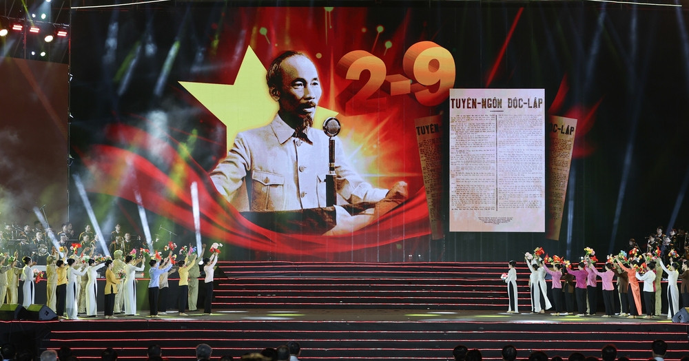 'Under the glorious flag' - an epic art poem honoring the Vietnam People's Army