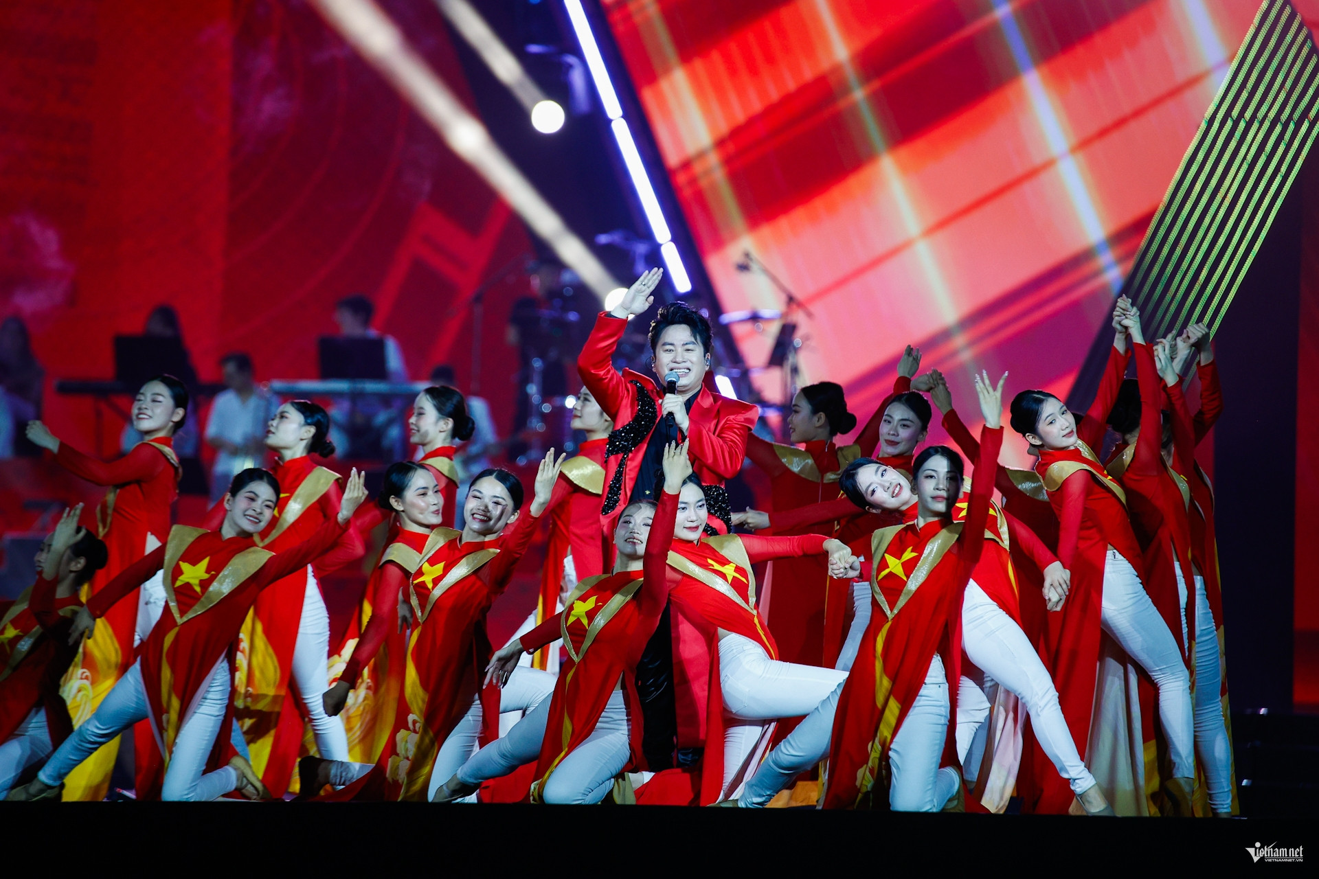 50,000 spectators dyed My Dinh stadium red, Tung Duong 'continued the story of peace'